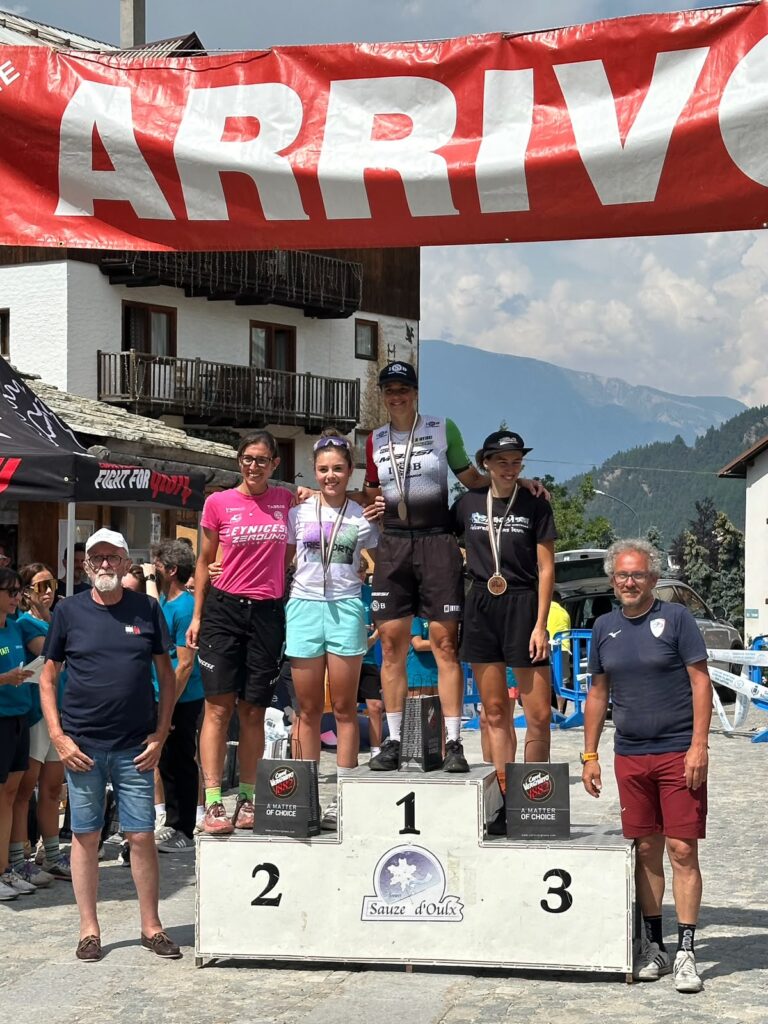 Ciclisti impegnati nel percorso della Via dei Saraceni a Sauze d'Oulx