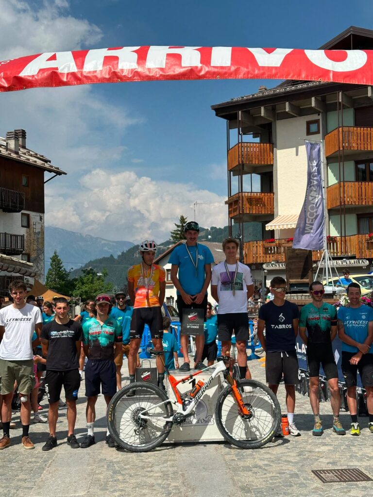 Ciclisti impegnati nel percorso della Via dei Saraceni a Sauze d'Oulx