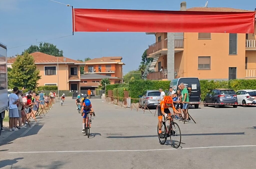 Ciclisti impegnati nel percorso della Via dei Saraceni a Sauze d'Oulx