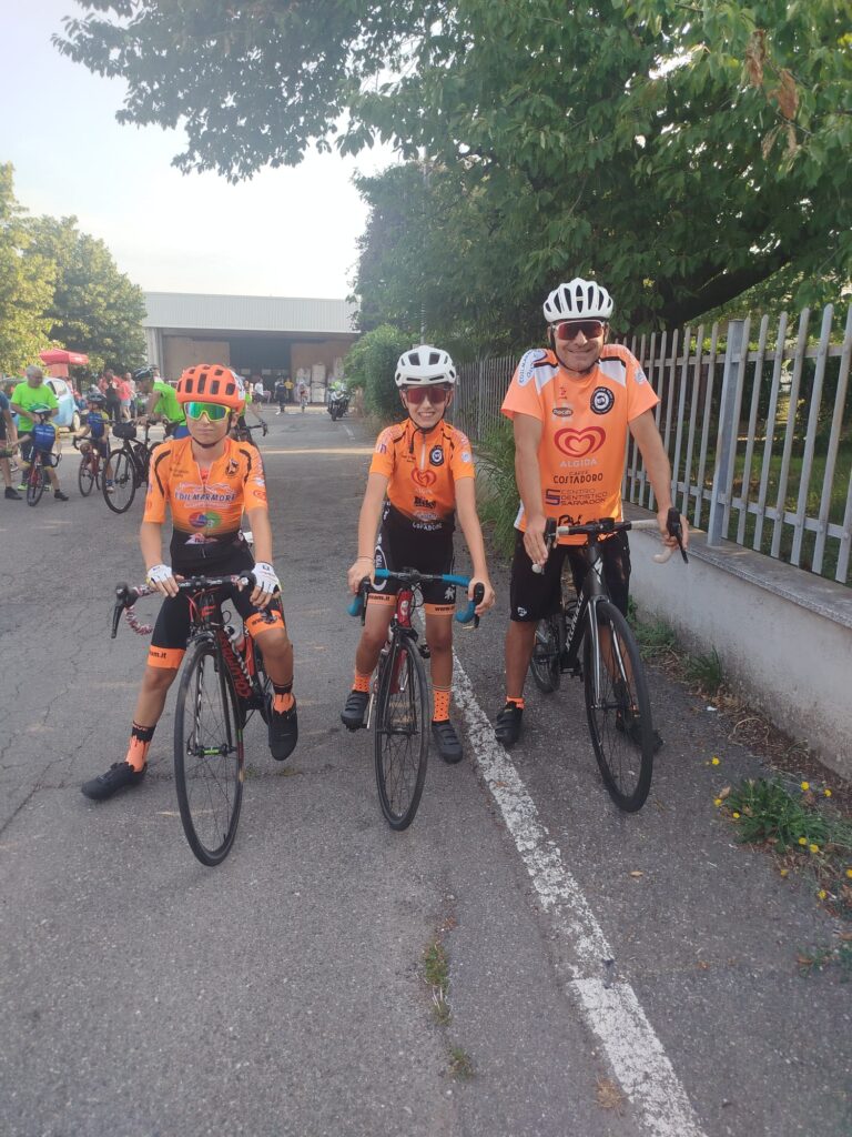Ciclisti impegnati nel percorso della Via dei Saraceni a Sauze d'Oulx