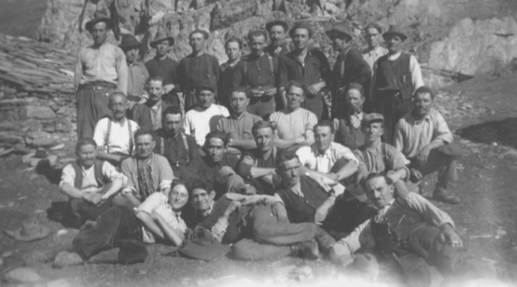 Consortisti Durante Una Corvée (1942)