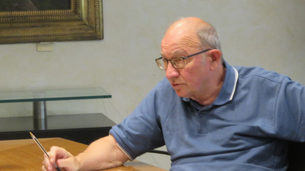 Elio Riccarand, coordinatore di AVS - Rete Civica VdA durante la presentazione della proposta di legge