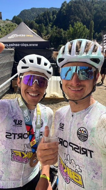 Giovani ciclisti valdostani durante una competizione di mountain bike
