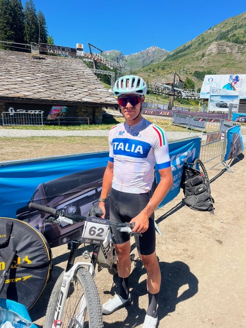 Giovani ciclisti valdostani durante una competizione di mountain bike