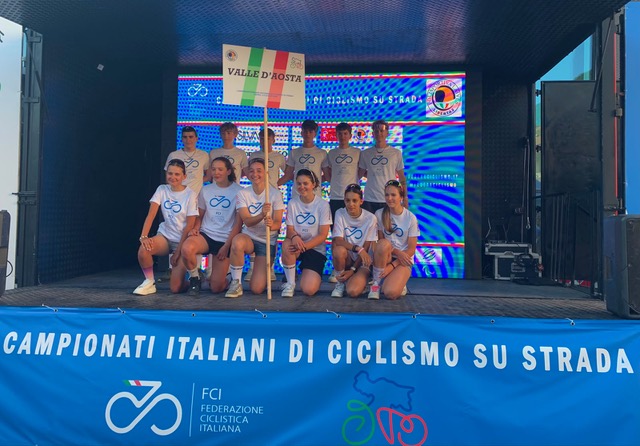 Giovani ciclisti valdostani durante una competizione di mountain bike