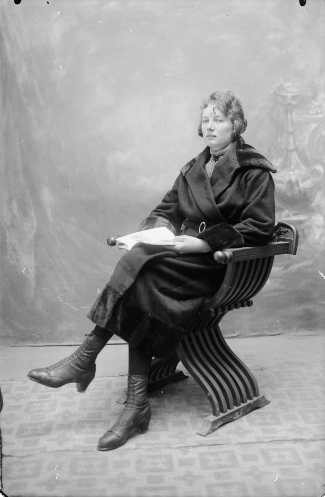 Donna In Studio Saint Vincent 1920. Marie Rosalie D’Hérin Seris