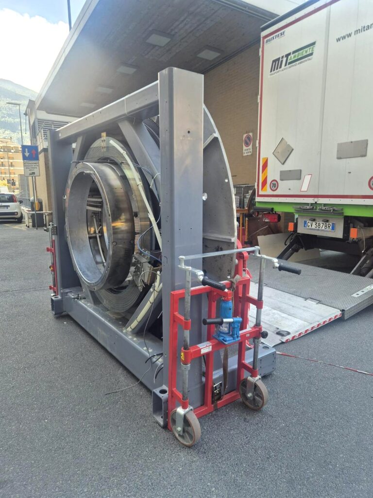 Smontaggio e trasporto della vecchia tomoterapia