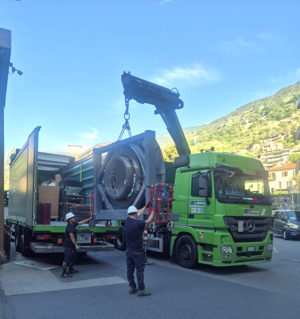 Smontaggio e trasporto della vecchia tomoterapia