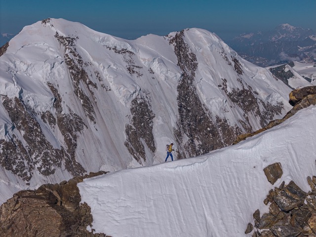 Hervé Barmasse durante il progetto Endurance Italia in montagna