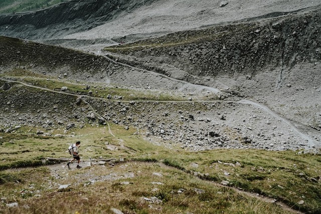 Hervé Barmasse durante il progetto Endurance Italia in montagna