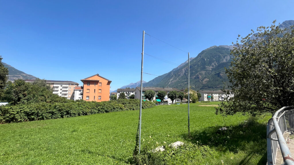 Il prato al Quartiere Dora di Aosta dove sarebbe prevista la nuova area commerciale