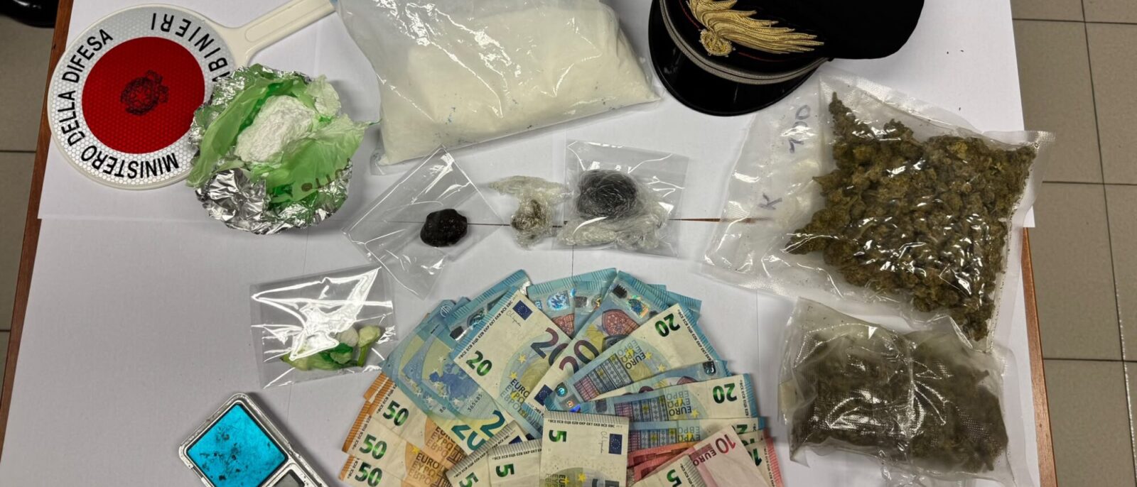 Aosta: i Carabinieri arrestano 35enne trovato con stupefacenti in casa