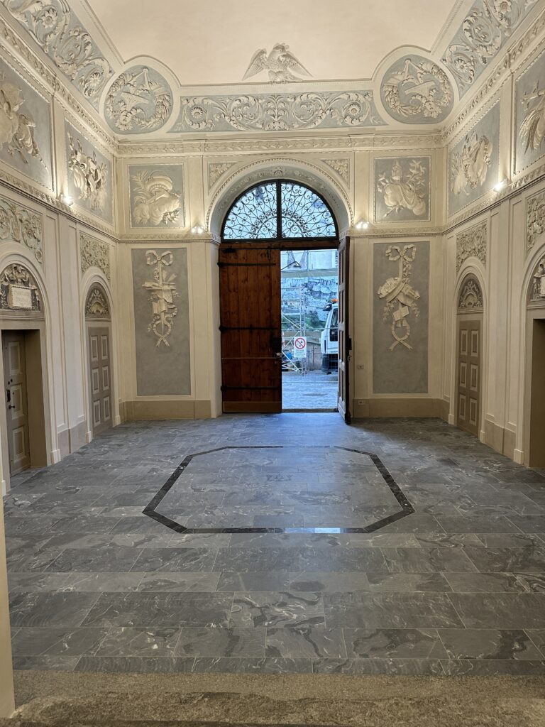 L'atrio del Palazzo vescovile di Aosta