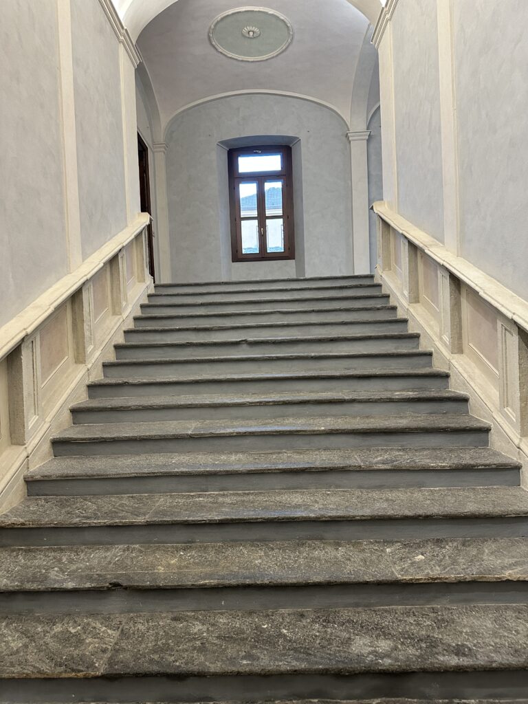 Lo scalone del Palazzo vescovile di Aosta