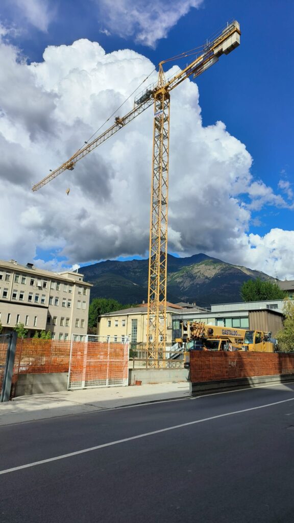 La gru installata all'Ospedale Parini di Aosta per lo scavo di un pozzo da 80 metri