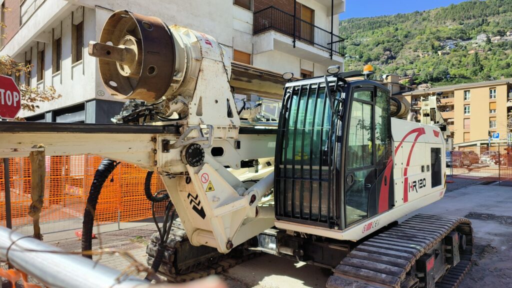 La trivella all'opera all'Ospedale Parini di Aosta per lo scavo di un pozzo da 80 metri